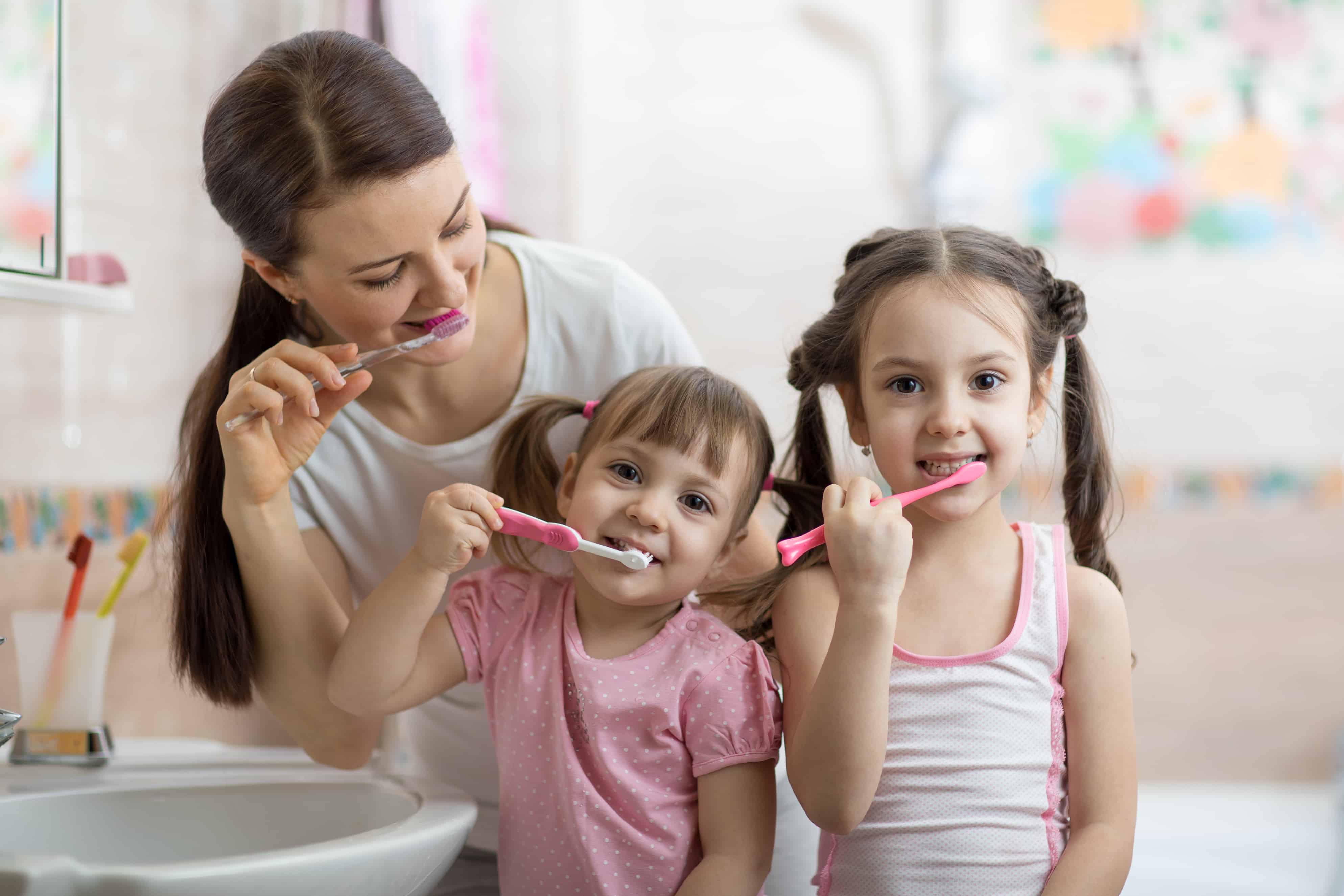 Мамам на семь лет. Мама и дочь чистят зубы. Мама чистит зубы девочке. Чистка зубов для детей с мамой. Ребенок чистит зубы.